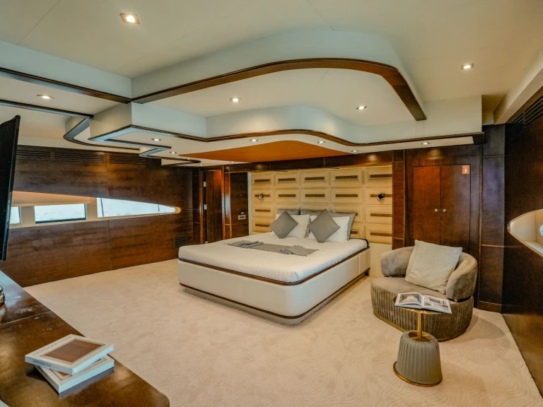 Rent a  Luxury Motor Yacht S Dubai Marina