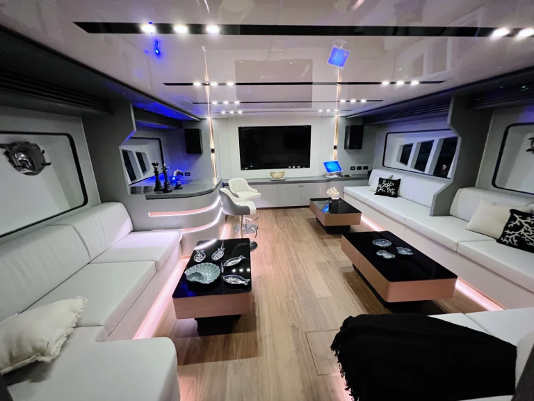 Rent a  Luxury Motor Yacht X32 Dubai Marina