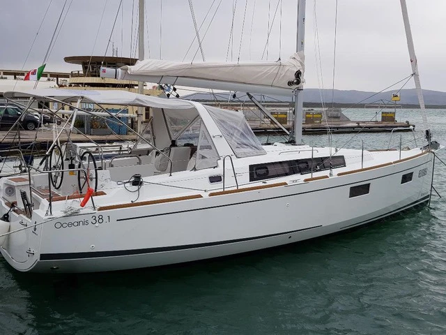 Bénéteau Oceanis 38.1 in Livorno on SamBoat
