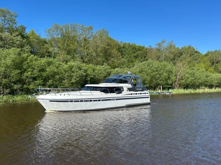 Bareboat Rental Motorboat De Drait with a boat licence