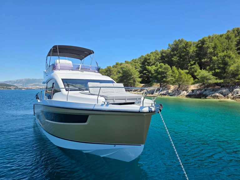 Bareboat Rental Luxury Yacht Sealine with a boat licence