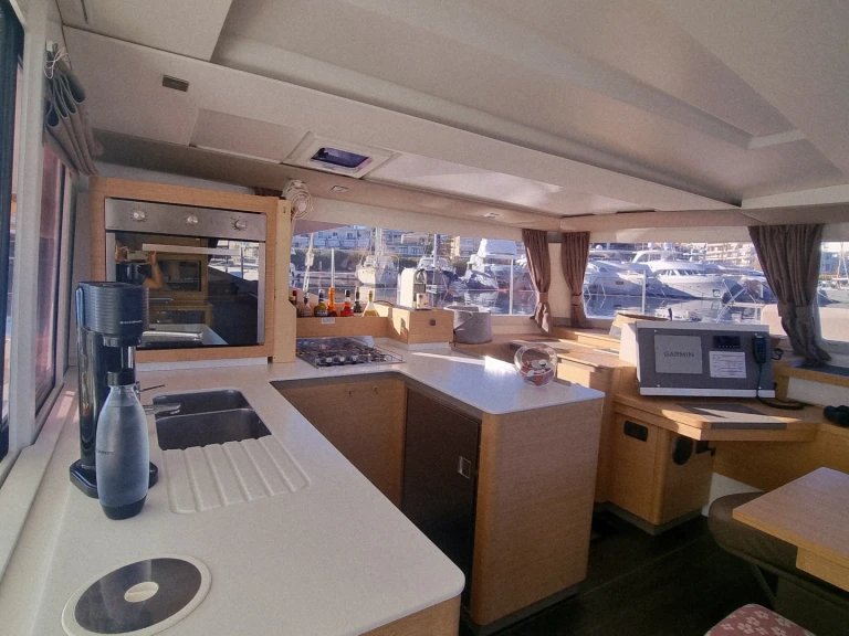Catamaran rental in Marseille - Fountaine Pajot Astrea 42