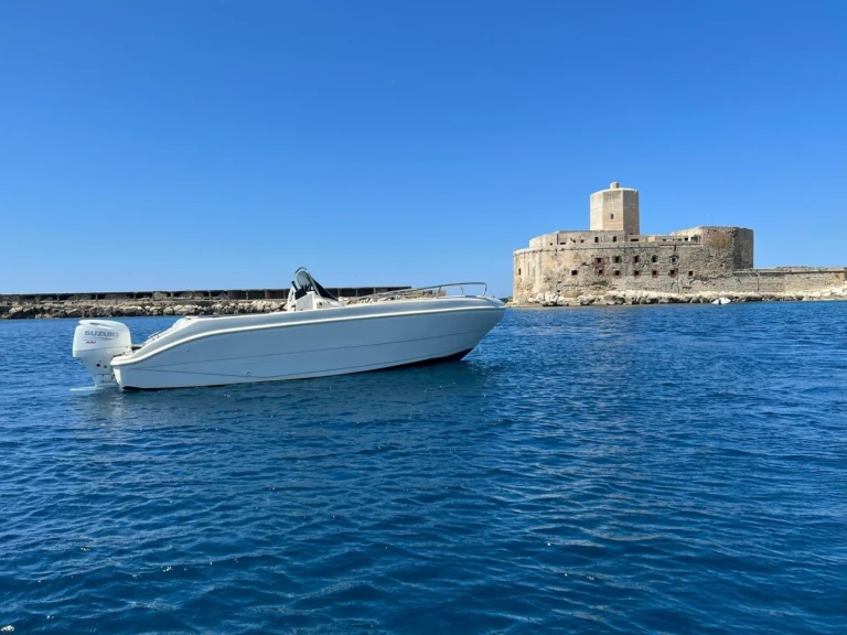 Bareboat Rental Motorboat Ultramar with a boat licence
