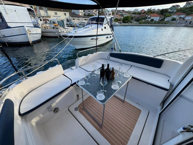 Rent a Quicksilver Quicksilver 700 Week-End Preko