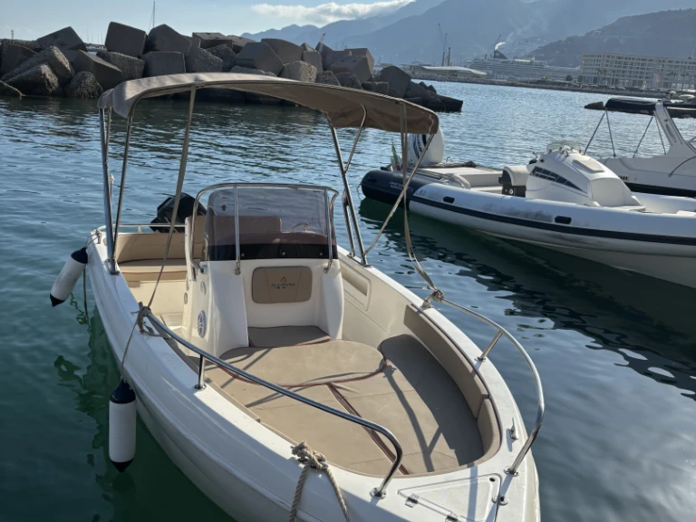 Motorboat for rent Porto di Salerno at the best price