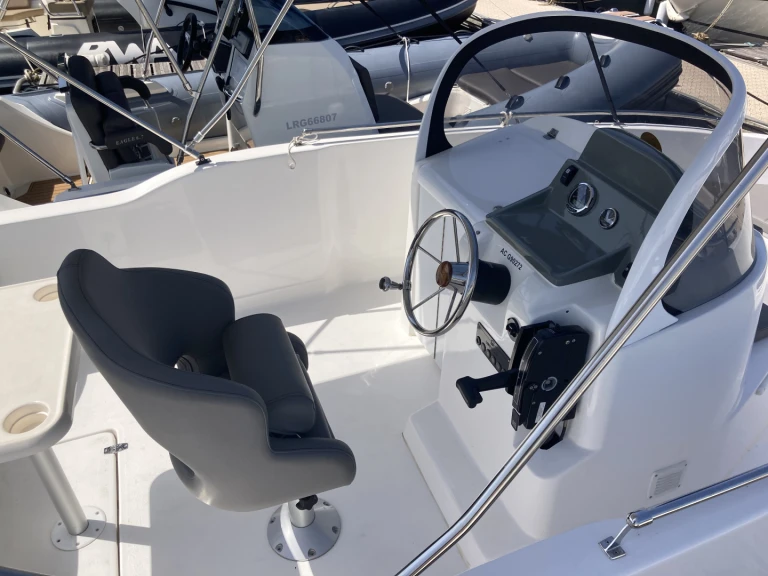 Motorboat rental with or without captain Nireus Sanguinet
