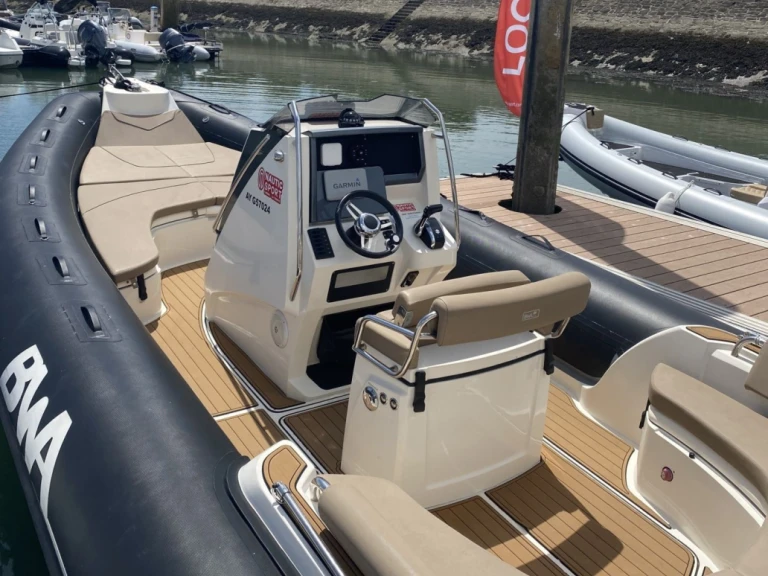 Boat rental Bwa SPORT 28 GTO in La Trinité-sur-Mer on Samboat