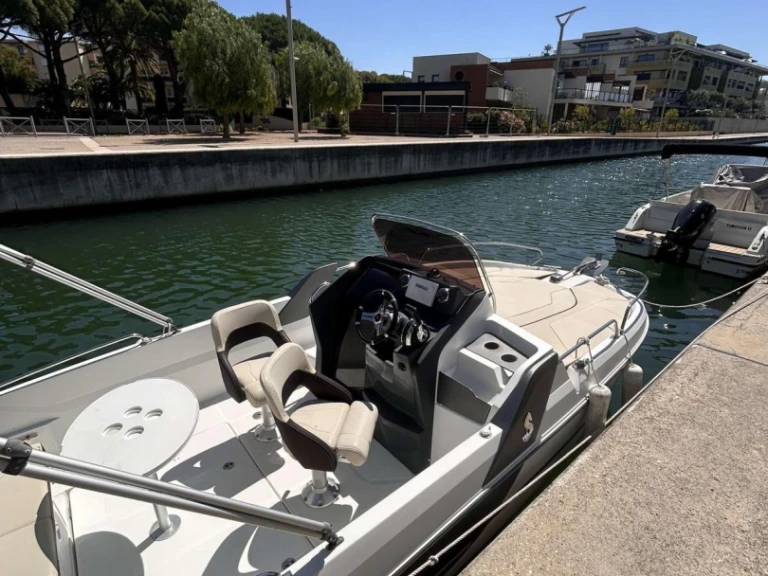 Bareboat Rental Motorboat Bénéteau with a boat licence