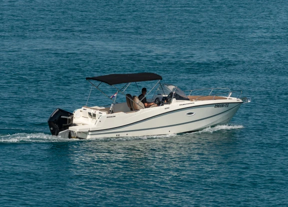 Quicksilver Activ 755 Sundeck in Split on SamBoat