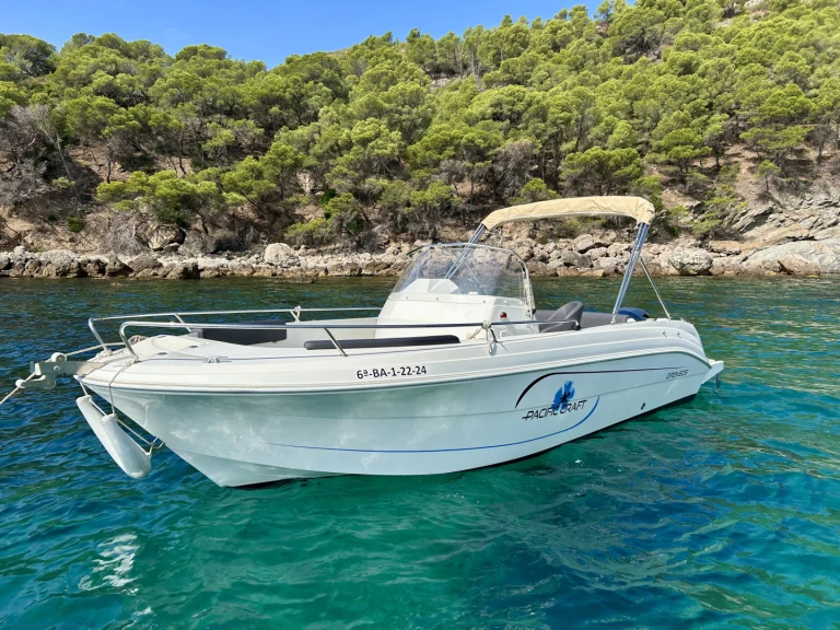 Boat rental Pacific Craft Pacific Craft 625 Open in Roses on Samboat
