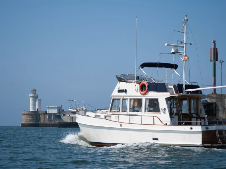 Bareboat Rental Motorboat Grand Banks with a boat licence