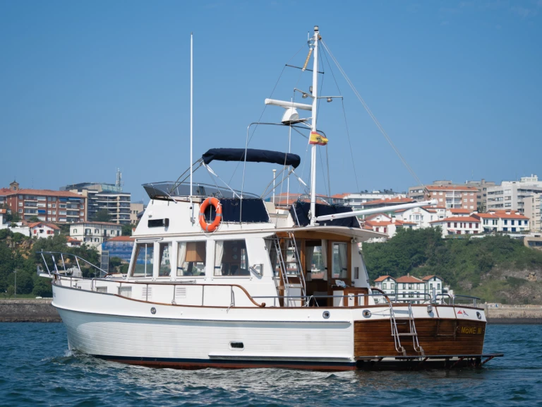 Grand Banks Grand Banks 42 Sedan charter bareboat or captained in  Abra