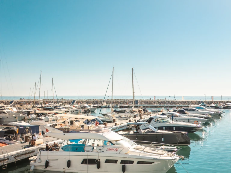 Motorboat for rent Puerto Deportivo de Lujo en Marbella at the best price