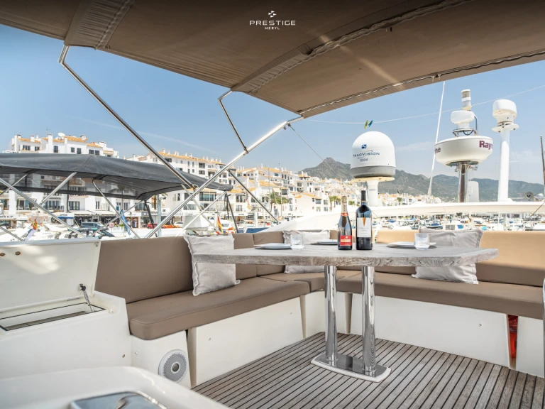 Rent a Jeanneau Prestige 500 Fly Puerto Deportivo de Lujo en Marbella