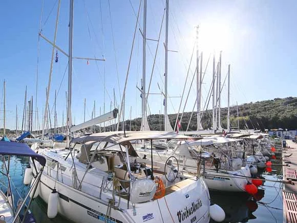 Bareboat Rental Sailboat Bavaria with a boat licence
