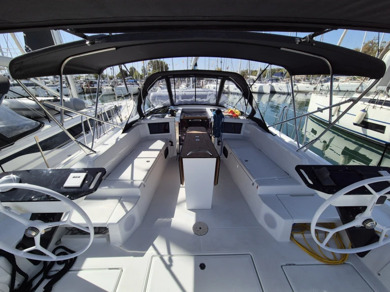 Boat rental Dufour Dufour 44 in Alimos on Samboat
