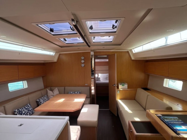 Bavaria Bavaria C50 Style in Alimos on SamBoat