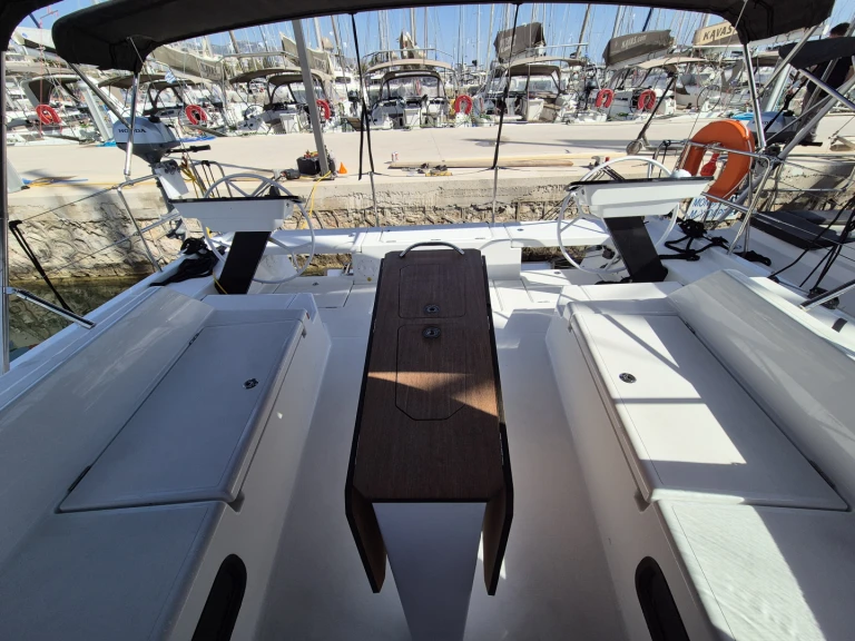 Rent a Dufour Dufour 44 Alimos