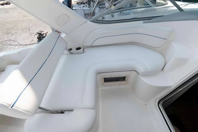 Bareboat Rental Motorboat Bayliner with a boat licence