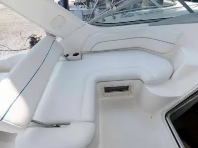 Bareboat Rental Motorboat Bayliner with a boat licence