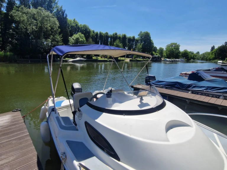 Bareboat Rental Motorboat Quicksilver with a boat licence