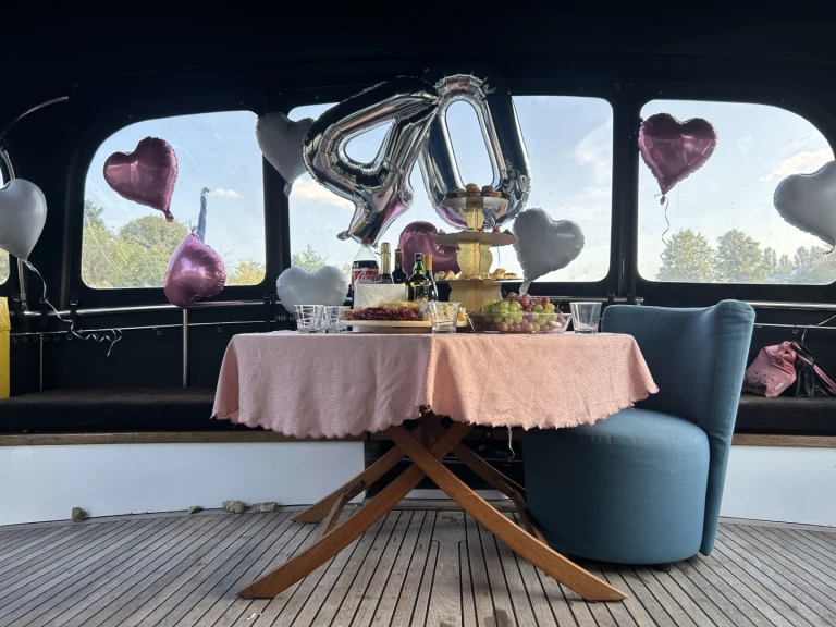 Motorboat rental with or without captain Van der valk Lagny-sur-Marne