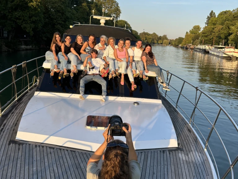 Bareboat Rental Motorboat Van der valk with a boat licence
