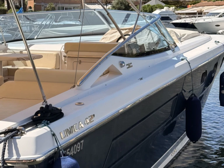 Motorboat for rent Port Grimaud at the best price