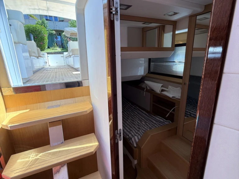 Rent a Ulisse 2000 Napoli UNICA 42 Port Grimaud