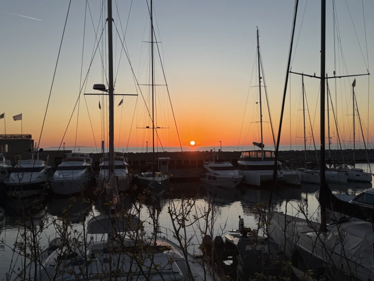Yacht charter San Vincenzo cheap Atlantis 425 SC