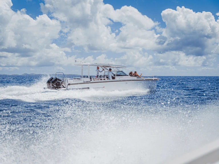 Motorboat for rent Baie Nettlé at the best price