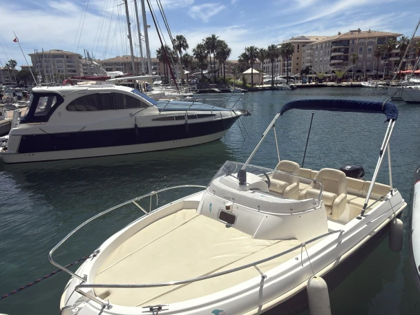 Motorboat rental with or without captain Jeanneau Port Fréjus