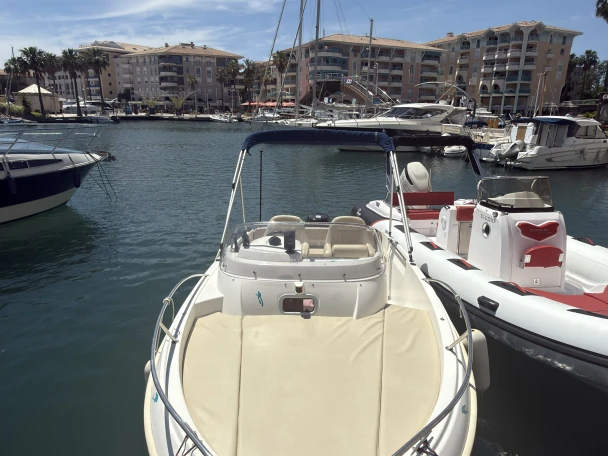 Motorboat for rent Port Fréjus at the best price