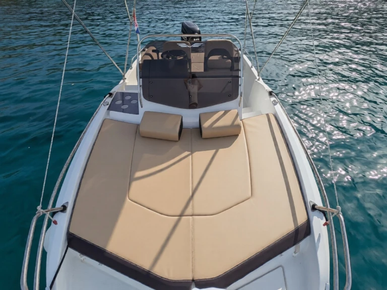Bareboat Rental Motorboat Bénéteau with a boat licence
