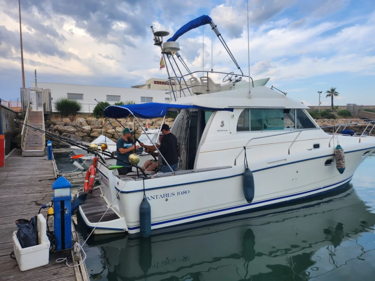 Motorboat rental with or without captain Bénéteau Cádiz