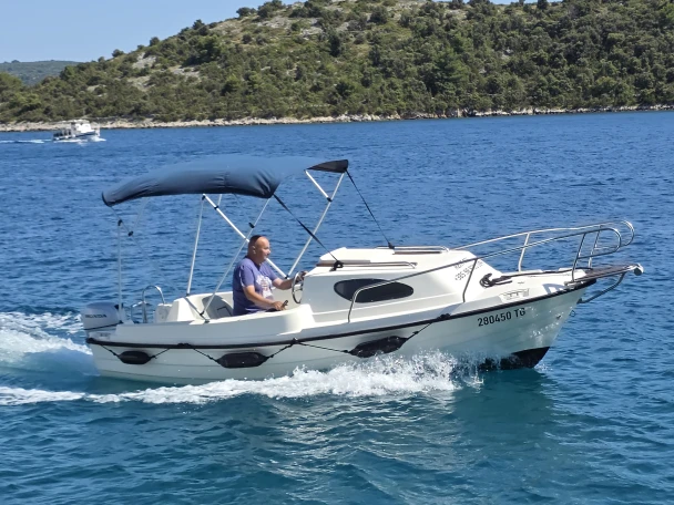 Bareboat Rental Motorboat Adria with a boat licence