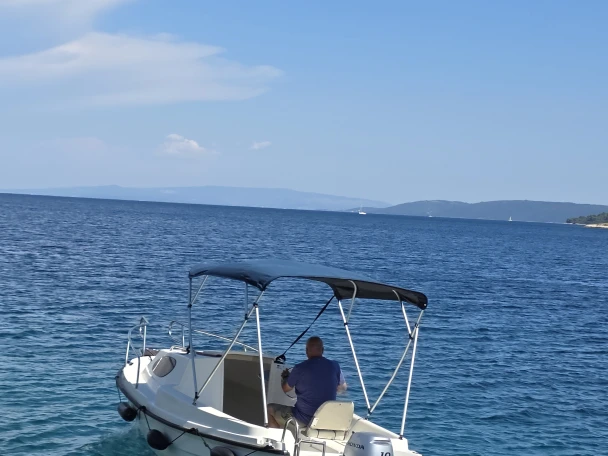 Motorboat for rent Vinišće at the best price
