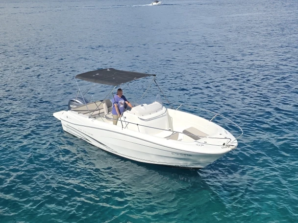 Motorboat rental with or without captain Jeanneau Split