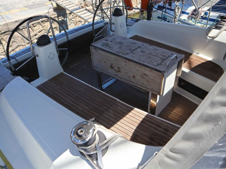 Rent a Bavaria Bavaria Cruiser 40 /3cab Alimos