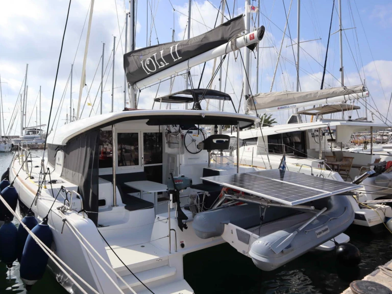Boat rental Lagoon Lagoon 40/4 cab in Alimos on Samboat