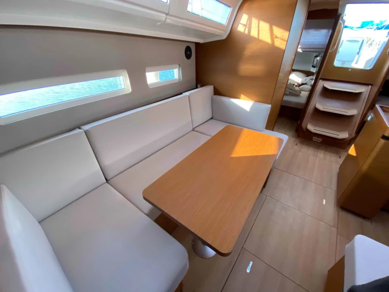 Jeanneau Sun Odyssey 410 /3cab in Lefkáda on SamBoat