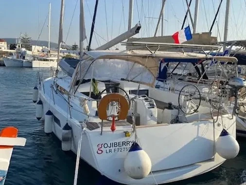 Jeanneau Sun Odyssey 440 (4cab) in Paros (Island) on SamBoat