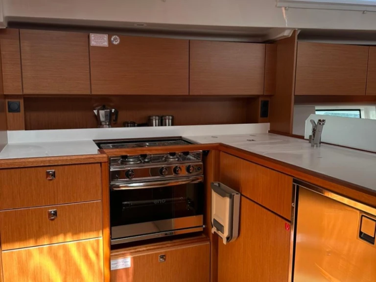 Boat rental Bavaria Bavaria C45 Holiday /5cab in Alimos on Samboat