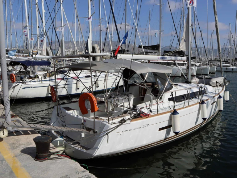 Jeanneau Sun Odyssey 379 in Alimos on SamBoat