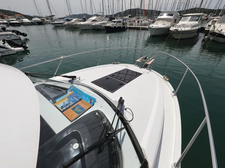 Bareboat Rental Motorboat Bénéteau with a boat licence