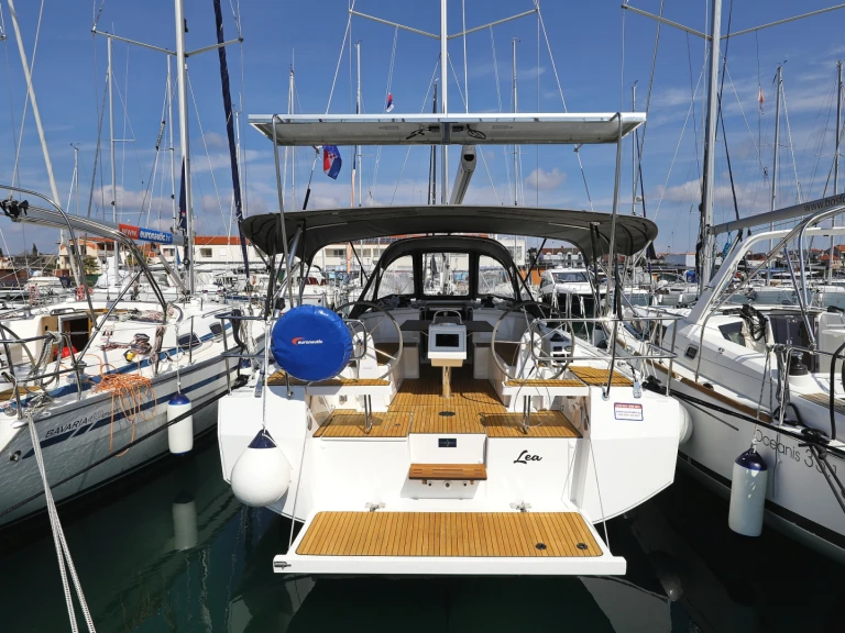 Rent a Bavaria Bavaria C38 Biograd na Moru