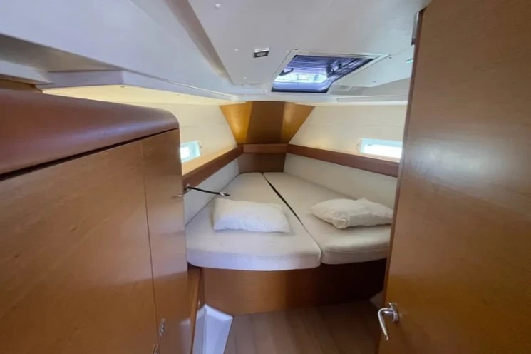 Boat rental Jeanneau Sun Odyssey 419 /3cab in Paros (Island) on Samboat