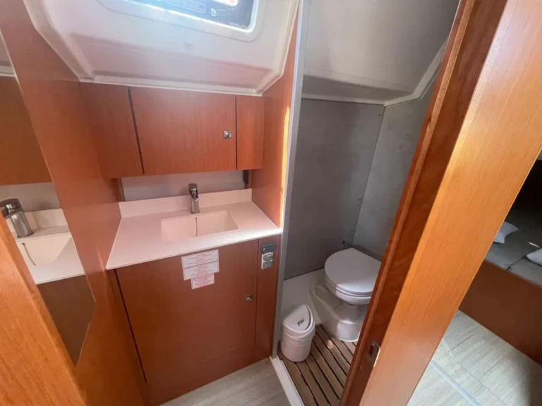 Rent a Bavaria Bavaria C42 /3cab Paros (Island)