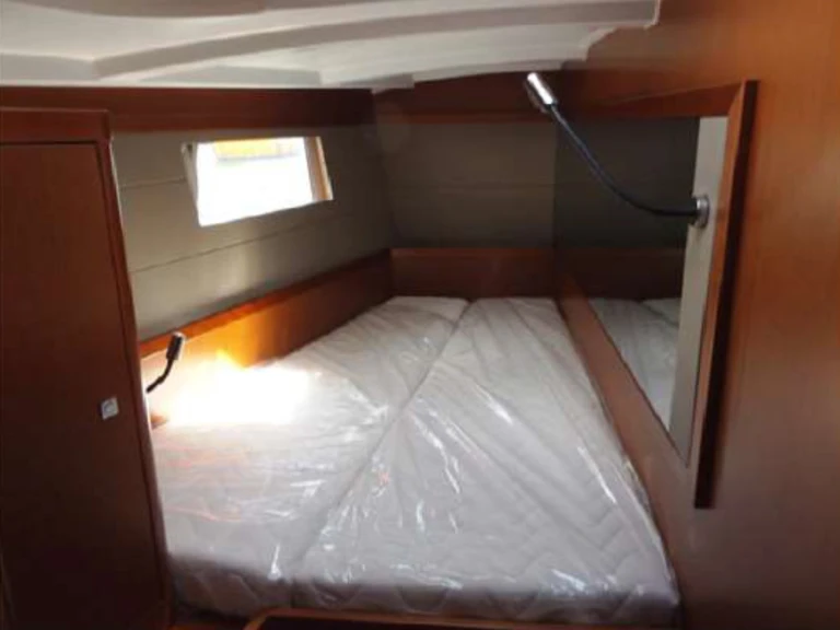 Rent a Bénéteau Oceanis 48 /5cab Kalkara