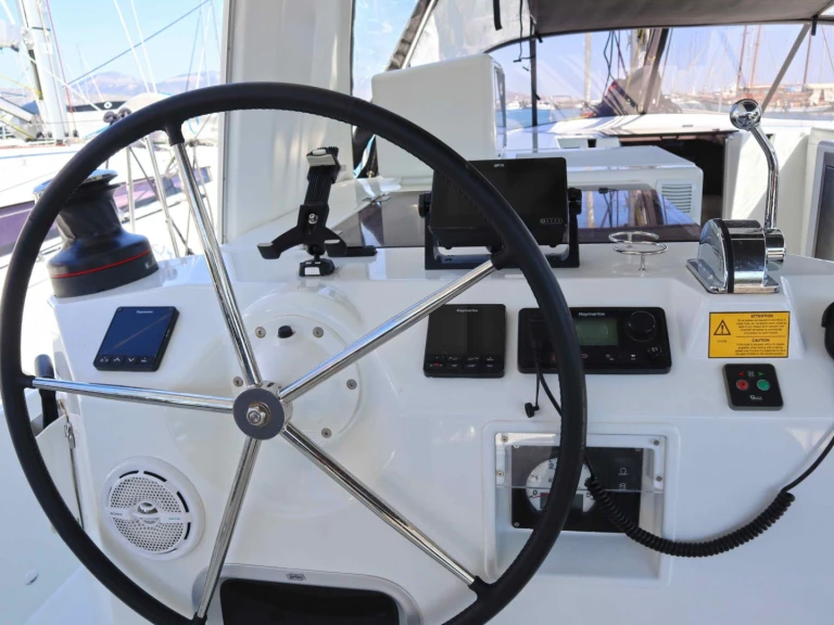 Sailboat for rent Néa Péramos at the best price